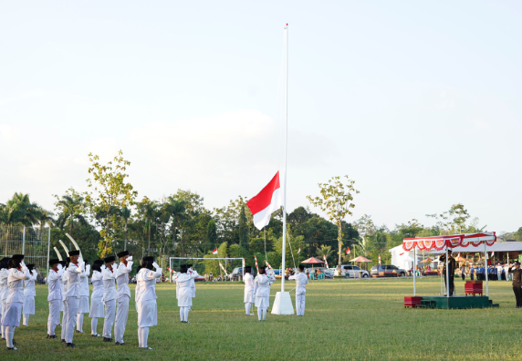 Upacara Penurunan Bendera Peringatan Kemerdekaan  Ke-77
